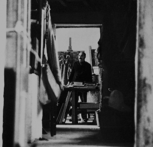 Georges Item dans son atelier